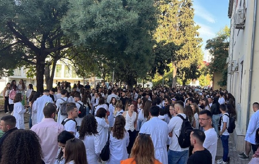 Studentet e mjekesise bojkotojne mesimin, proteste kunder punesimit me detyrim